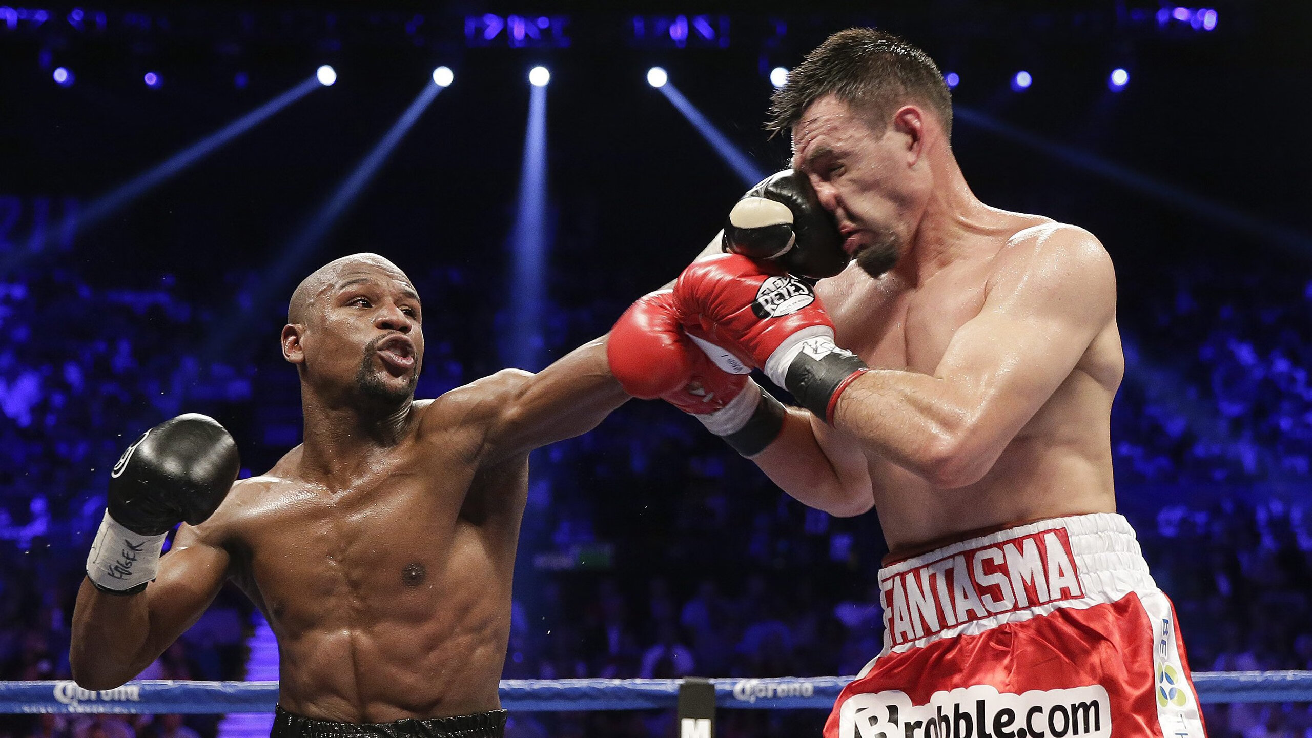 大比分获胜引发热议！，阿扎伦卡在老鹰比赛中领先优势明显气势如虹延续