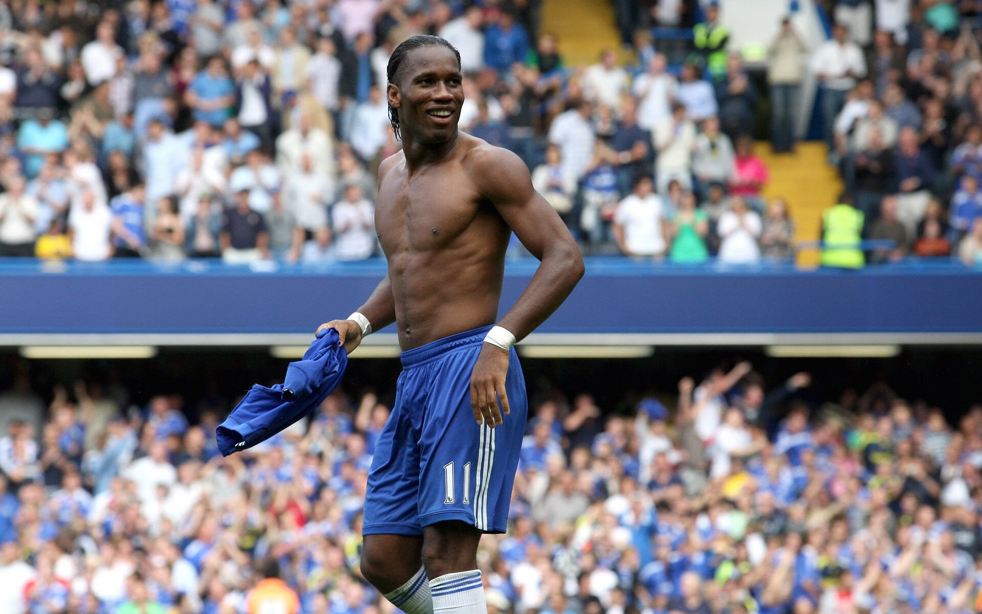 德罗巴迎来三赛季出色发挥，巴黎圣日耳曼观众热烈欢呼！引发球迷热议